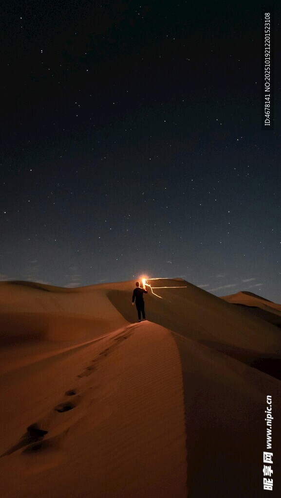 沙漠夜路孤灯指引前行
