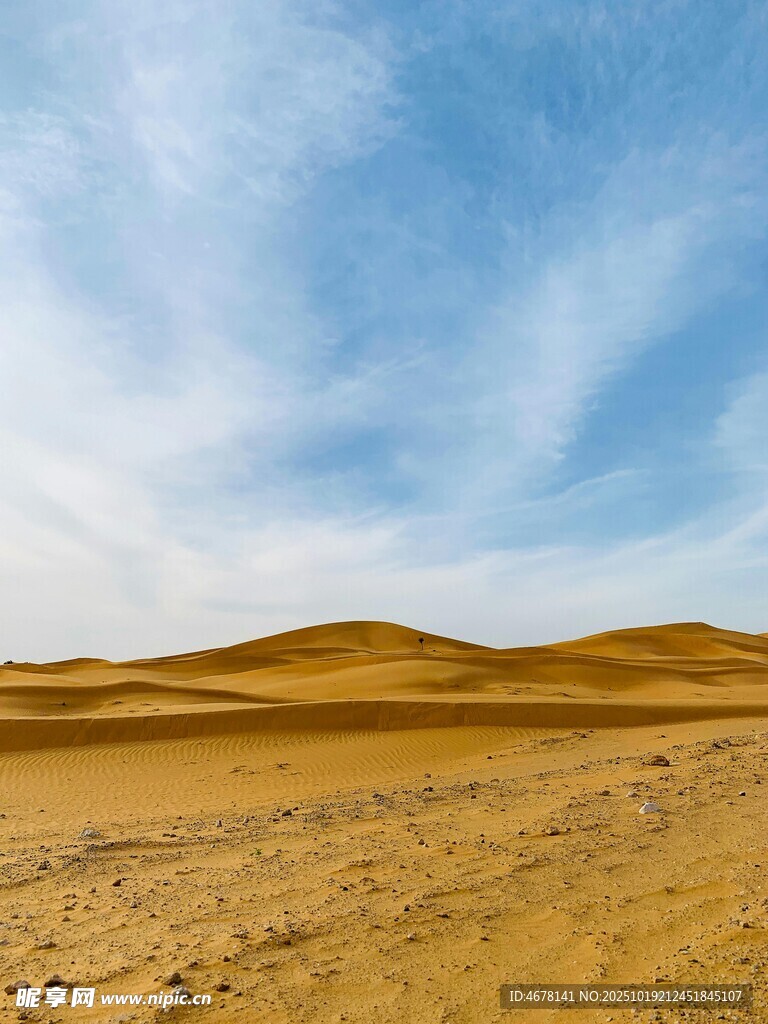 广袤沙漠蓝天白云景致