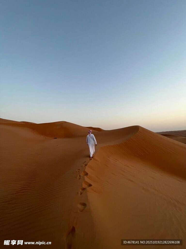 沙漠中独行的白衣身影