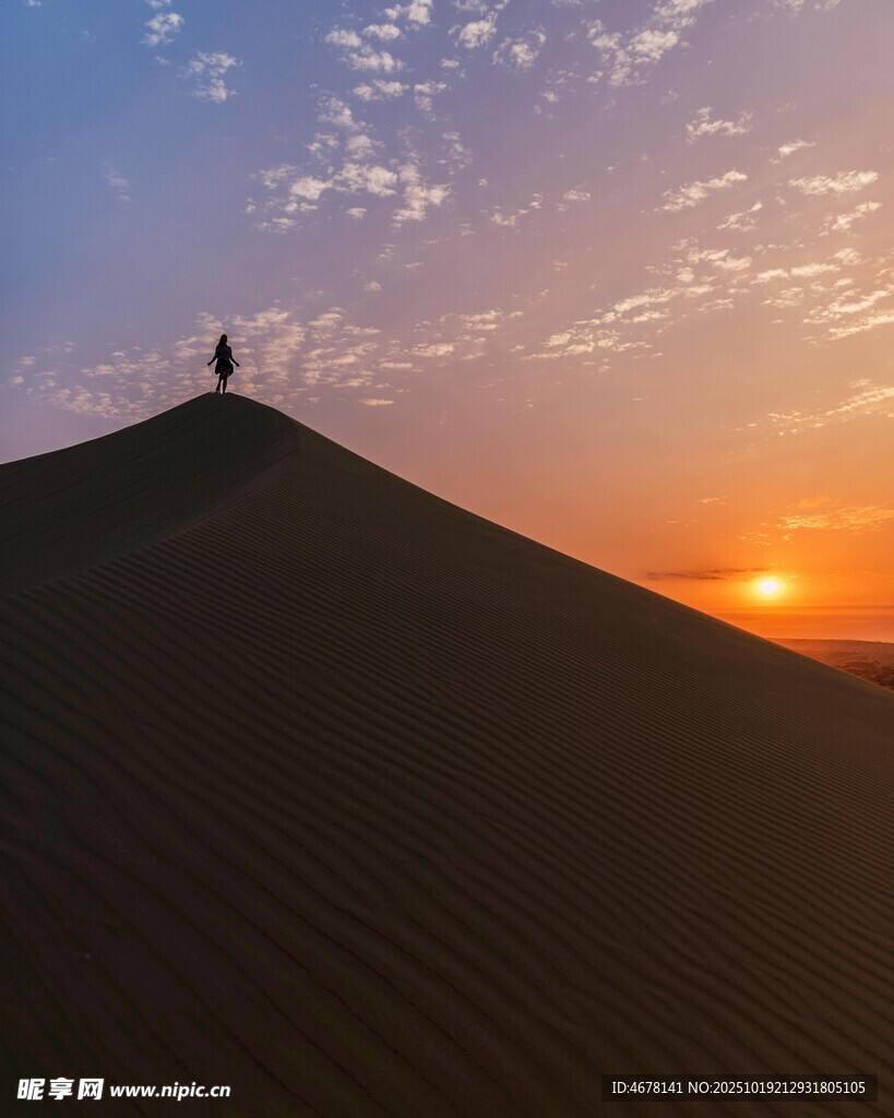 沙漠日落一人独赏美景