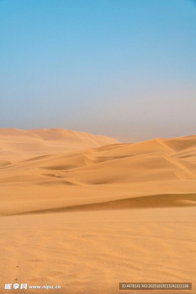 广袤沙漠蓝天映衬美景