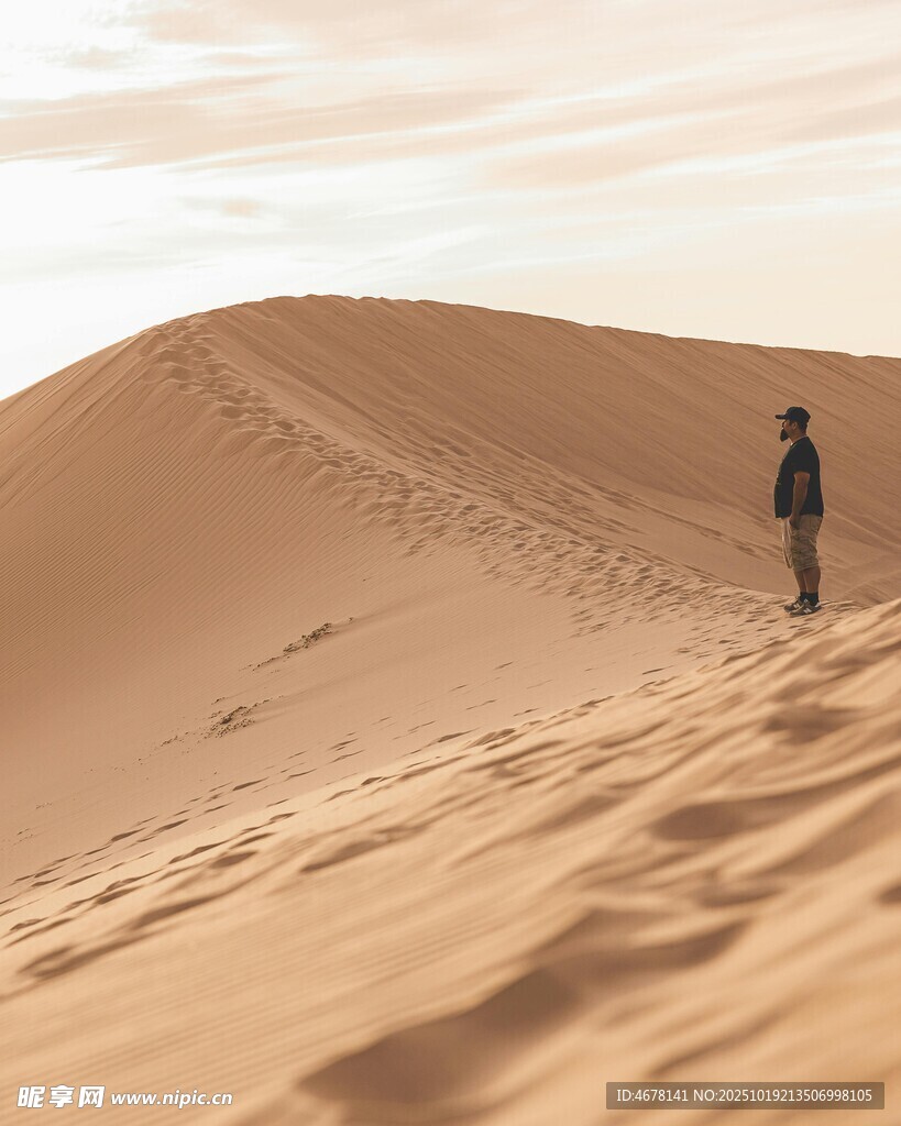 沙漠中独行的身影