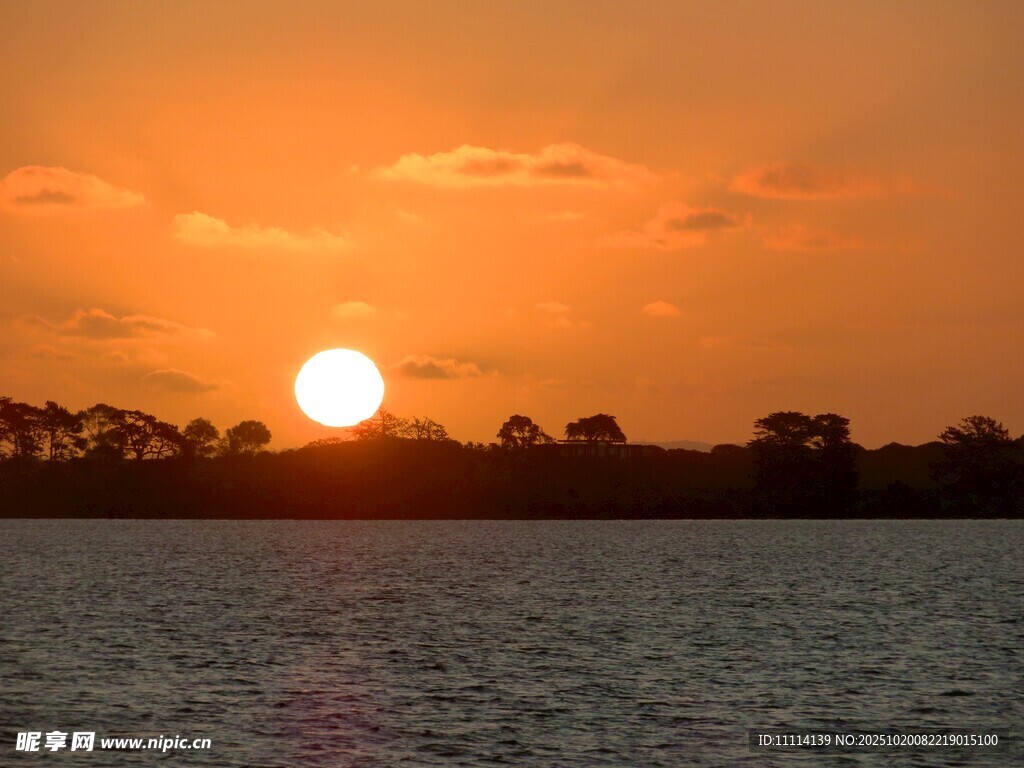 夕阳下的海滨风景