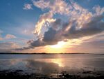 夕阳下的海滨彩云