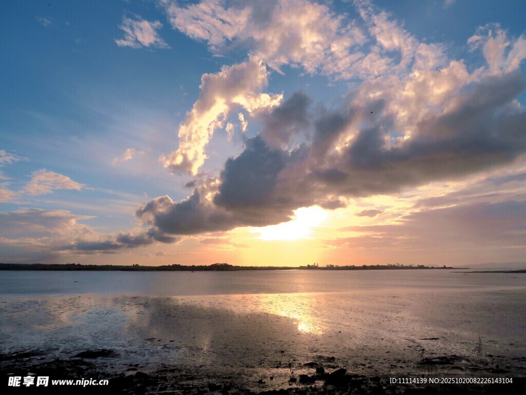 夕阳下的海滨彩云