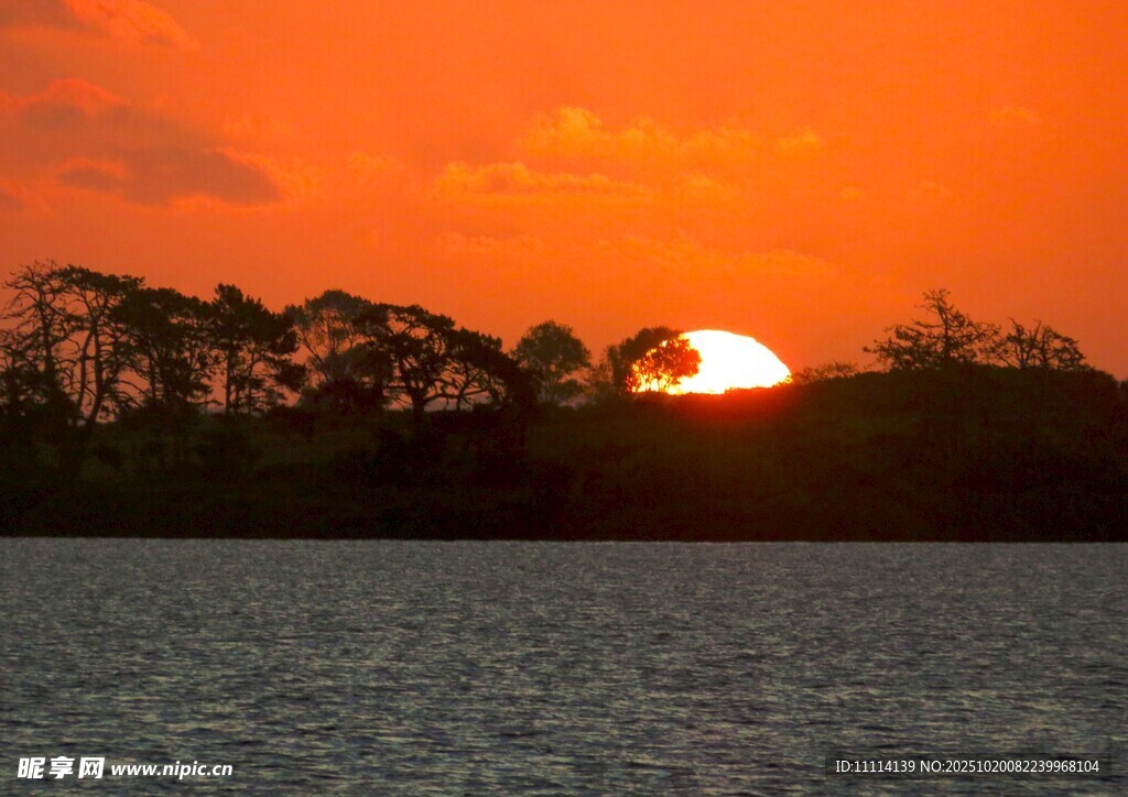 夕阳下的海滨美景