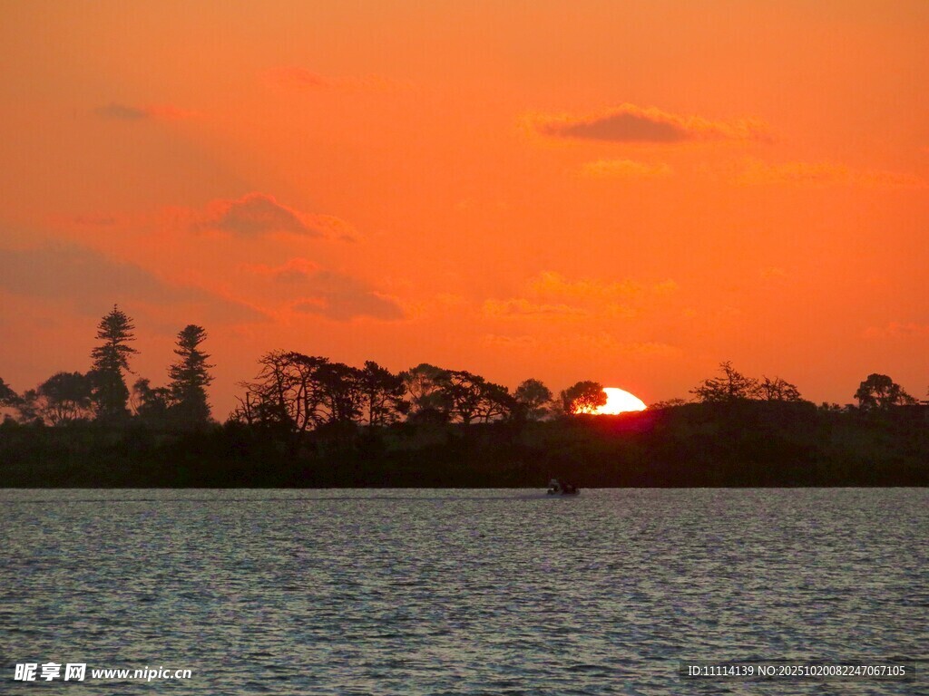 夕阳下的海滨风景