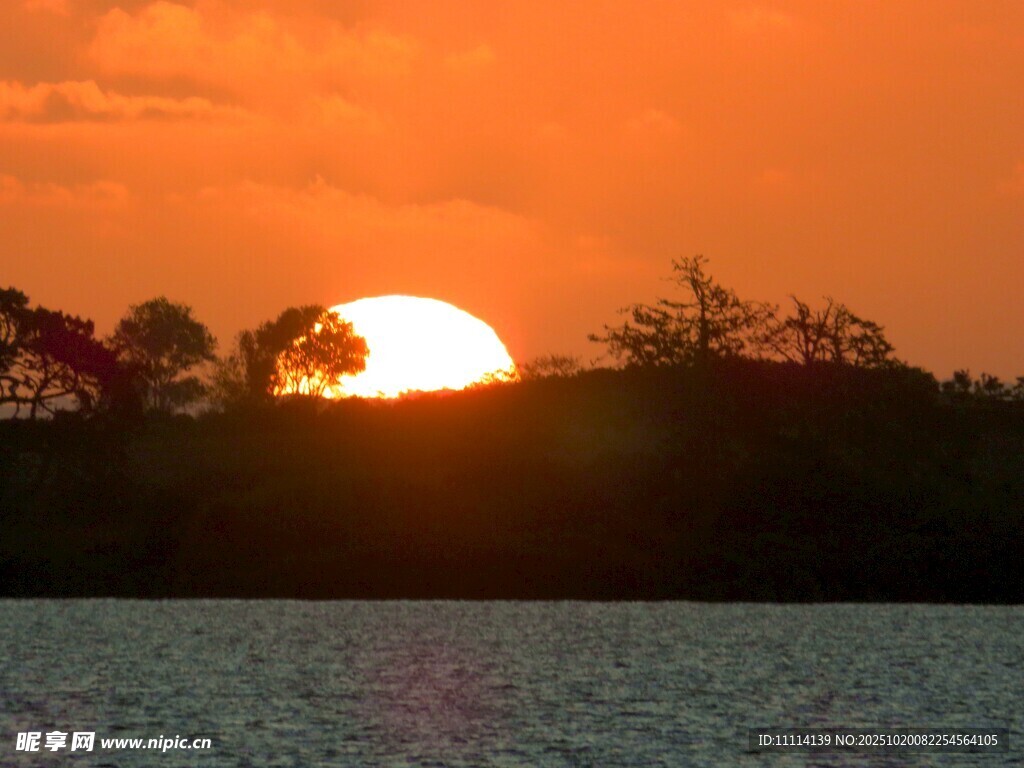 夕阳下的海滨美景