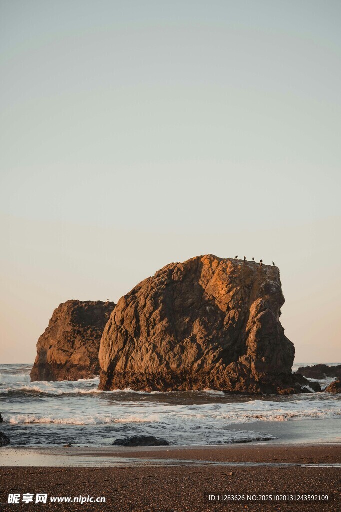 海边岩石夕阳美景