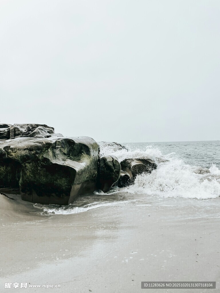 海浪拍击沙滩上的礁石