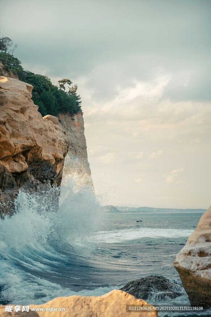 海浪拍击悬崖壮丽景观