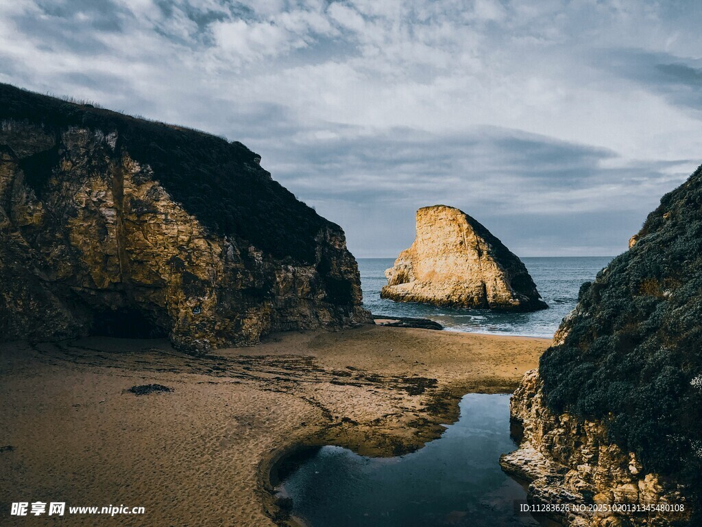海岸边的岩石与潺潺溪流