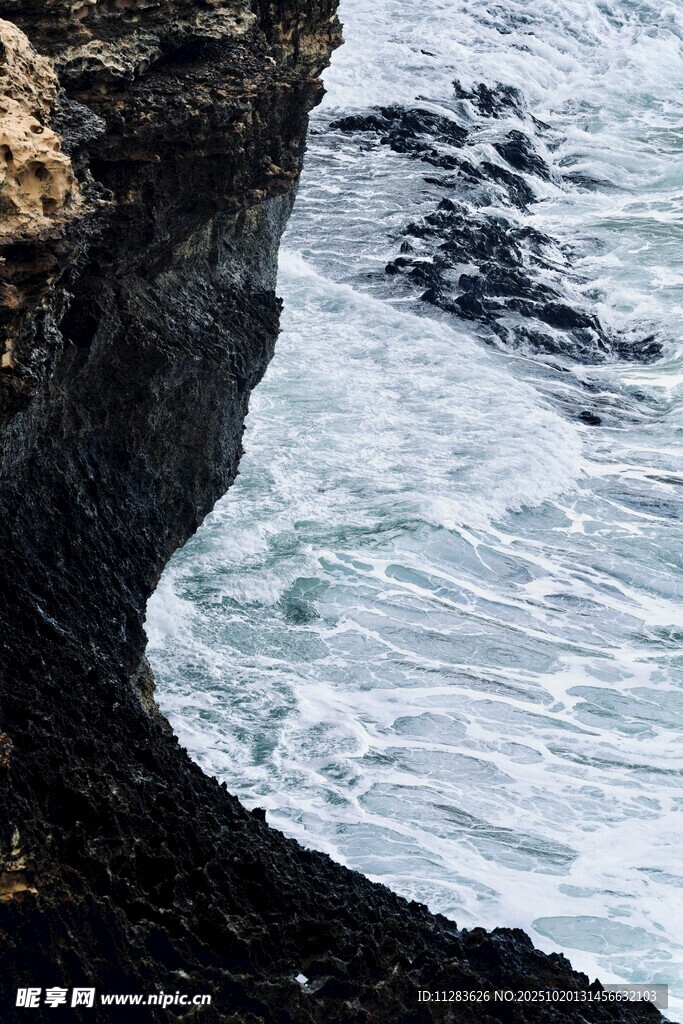 海浪拍击黑色崖岸