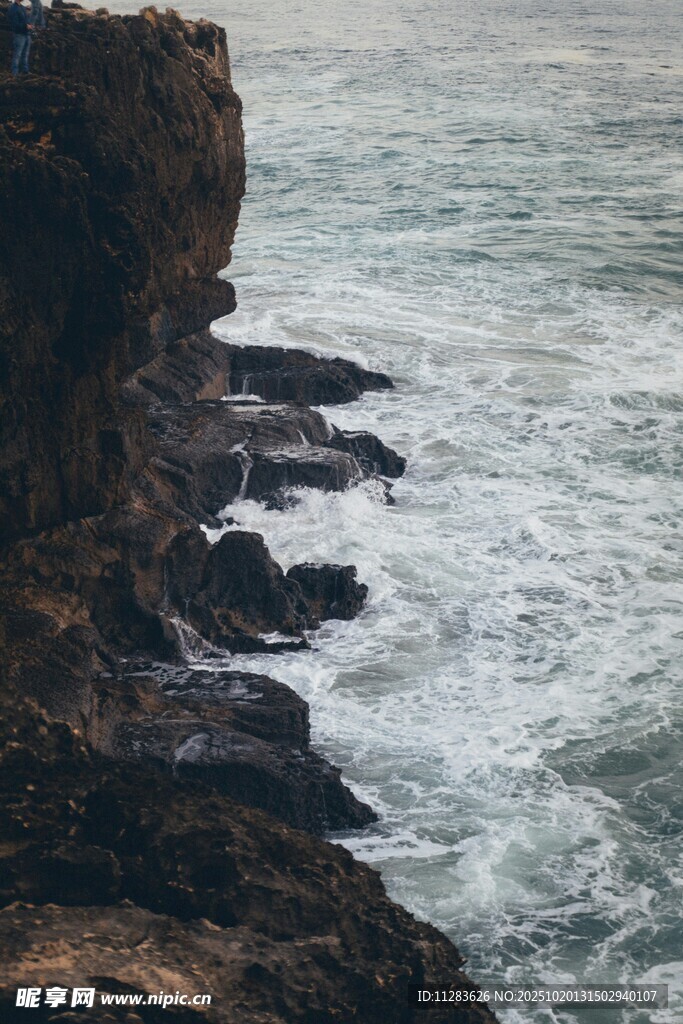 海岸边汹涌海浪拍击礁石