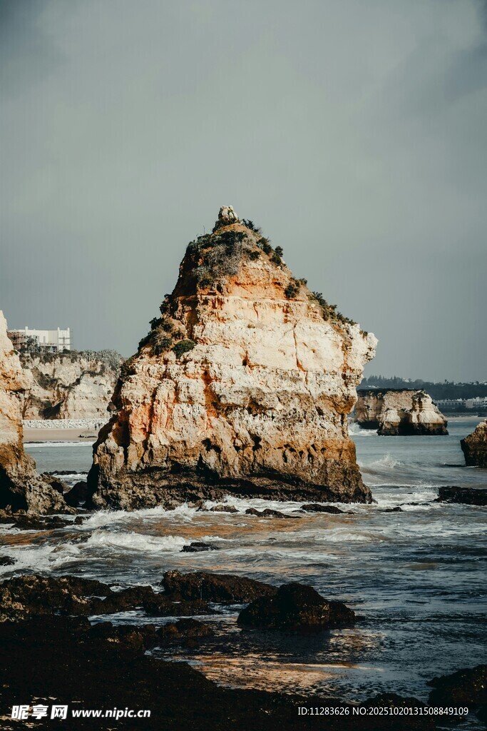 海边嶙峋礁石景观