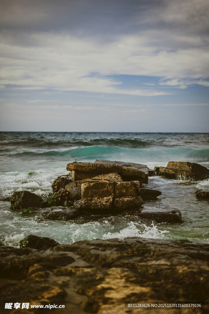 海边礁石与翻涌海浪景象