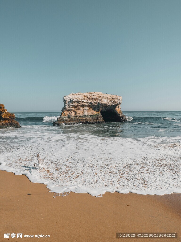 海边礁石与翻涌浪花