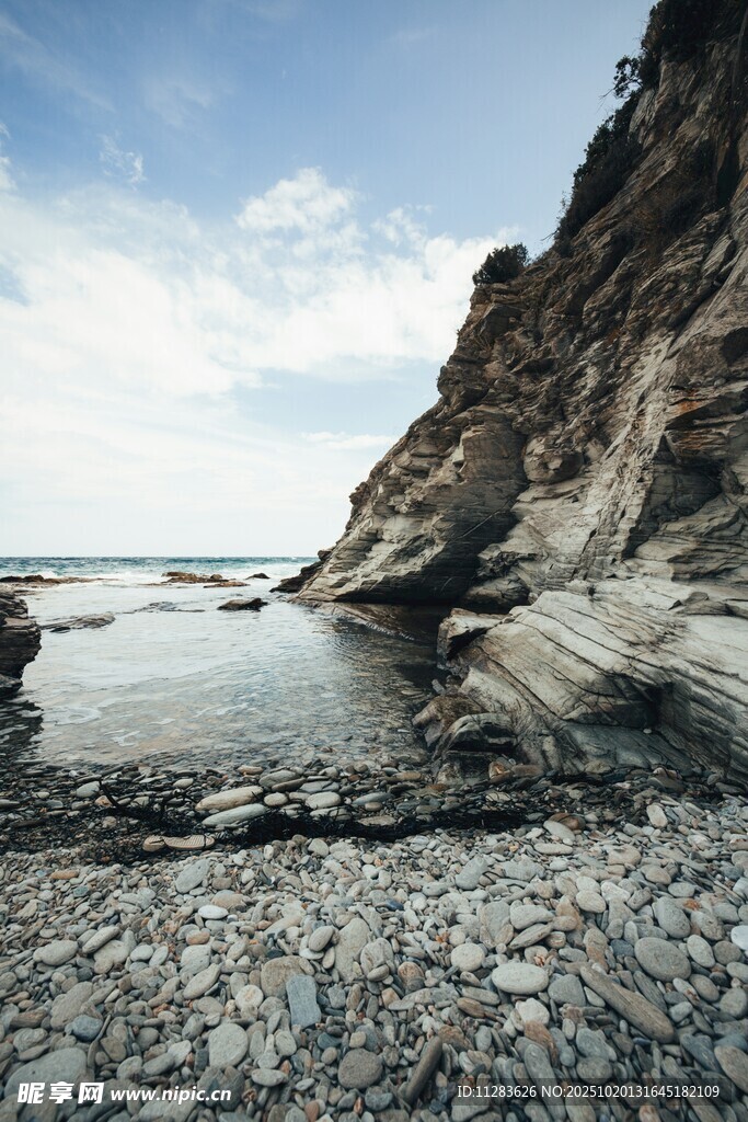海岸边嶙峋岩石与水域