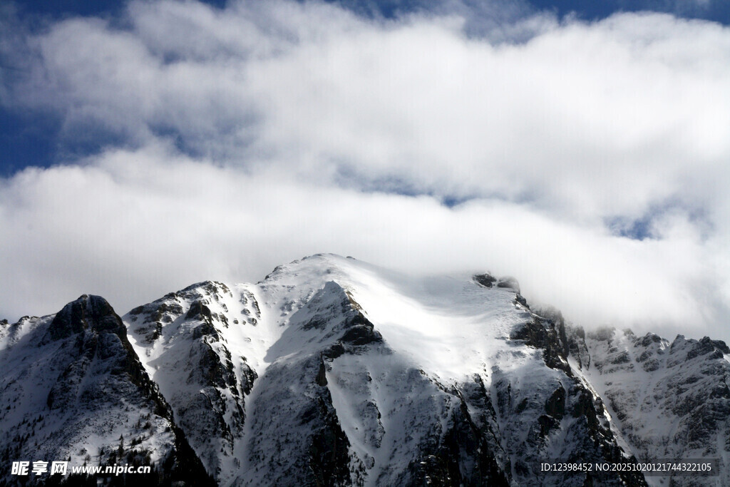 巍峨雪山