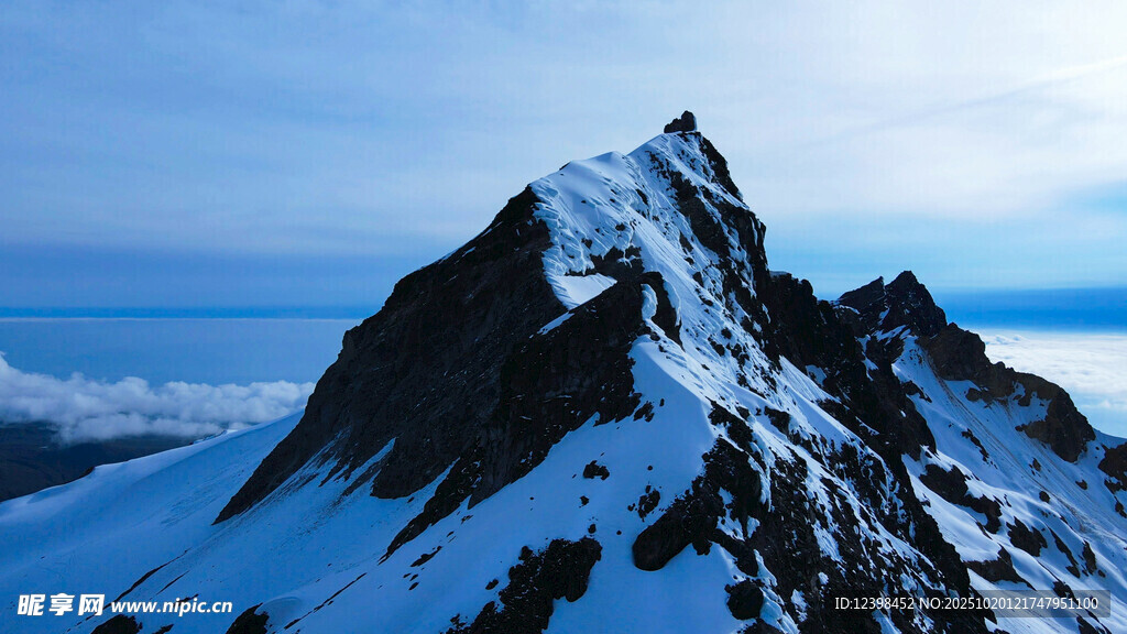 巍峨雪山之巅壮丽景观