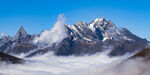 巍峨雪山云海壮美景观