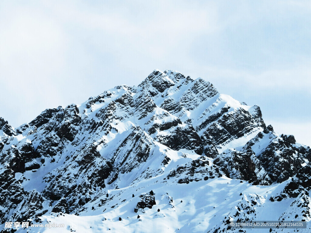 巍峨雪山壮丽景致