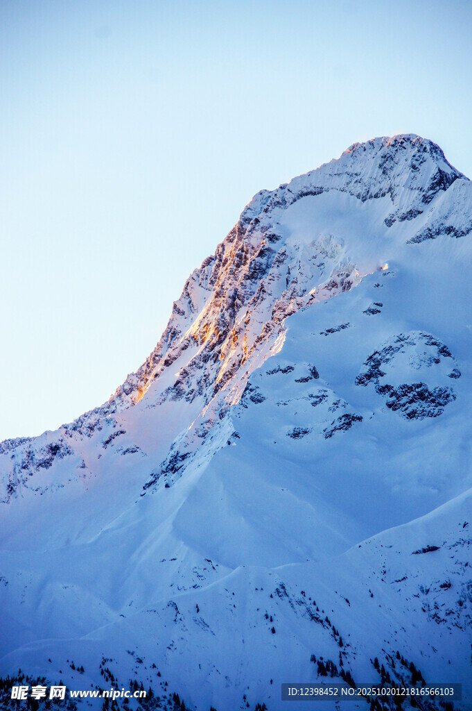 雪山日出美景