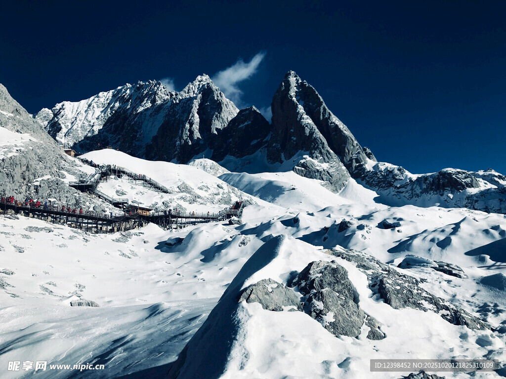 巍峨雪山壮丽景观