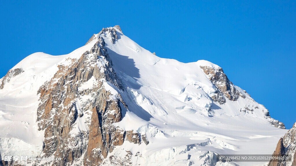 巍峨雪山壮丽景致
