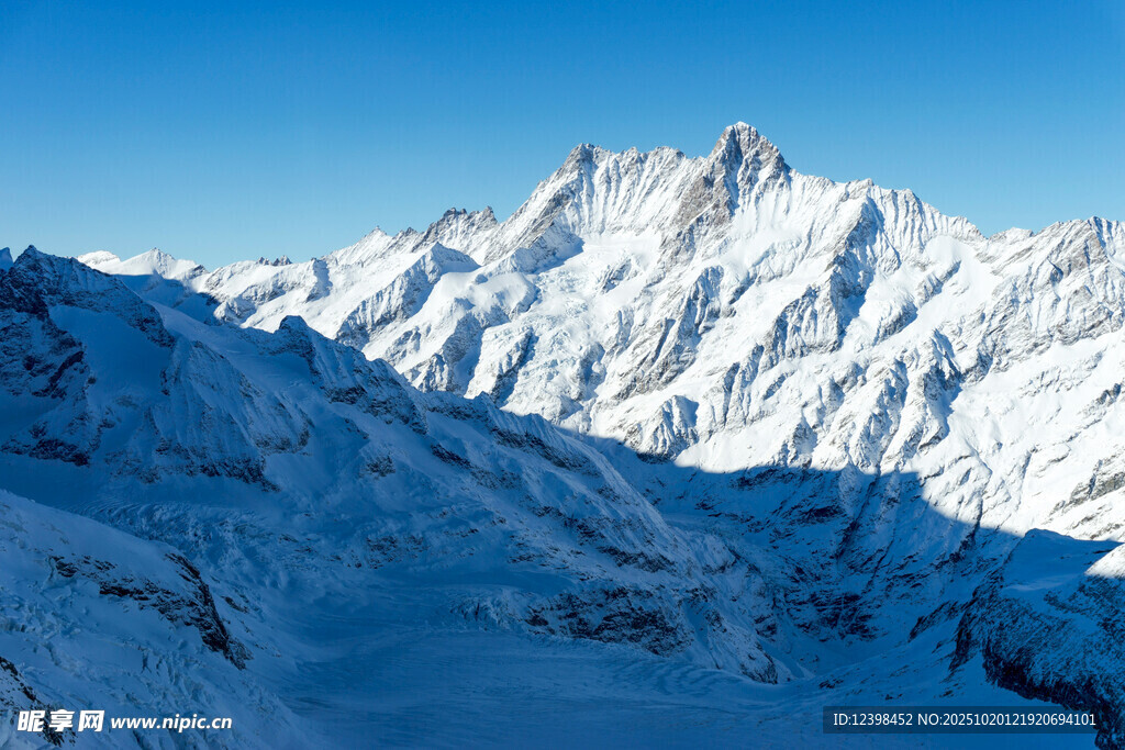 壮丽雪山景观