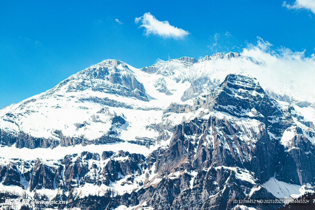 壮丽雪山景观