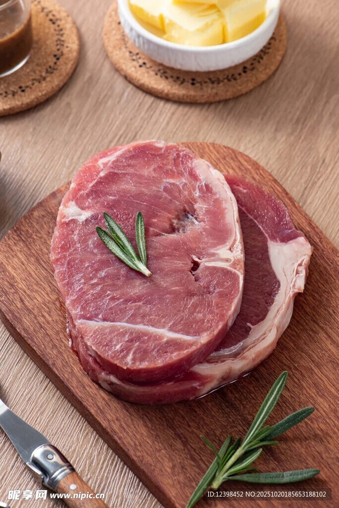 新鲜生牛肉配迷迭香