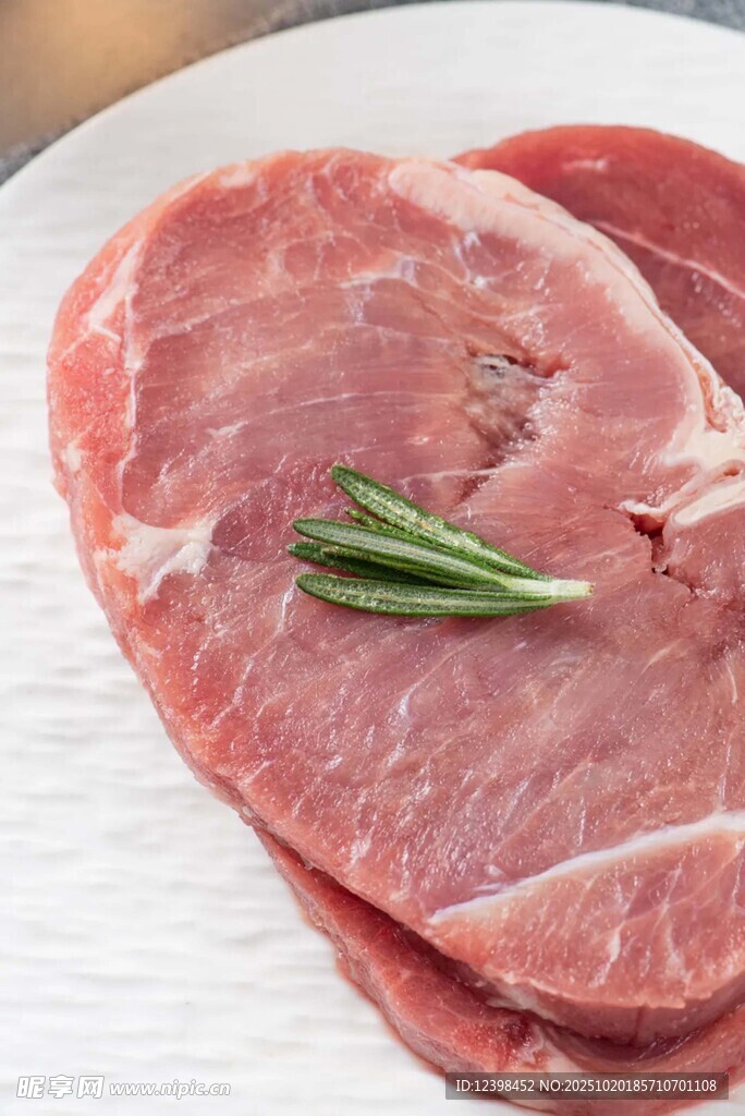 新鲜生牛肉配迷迭香
