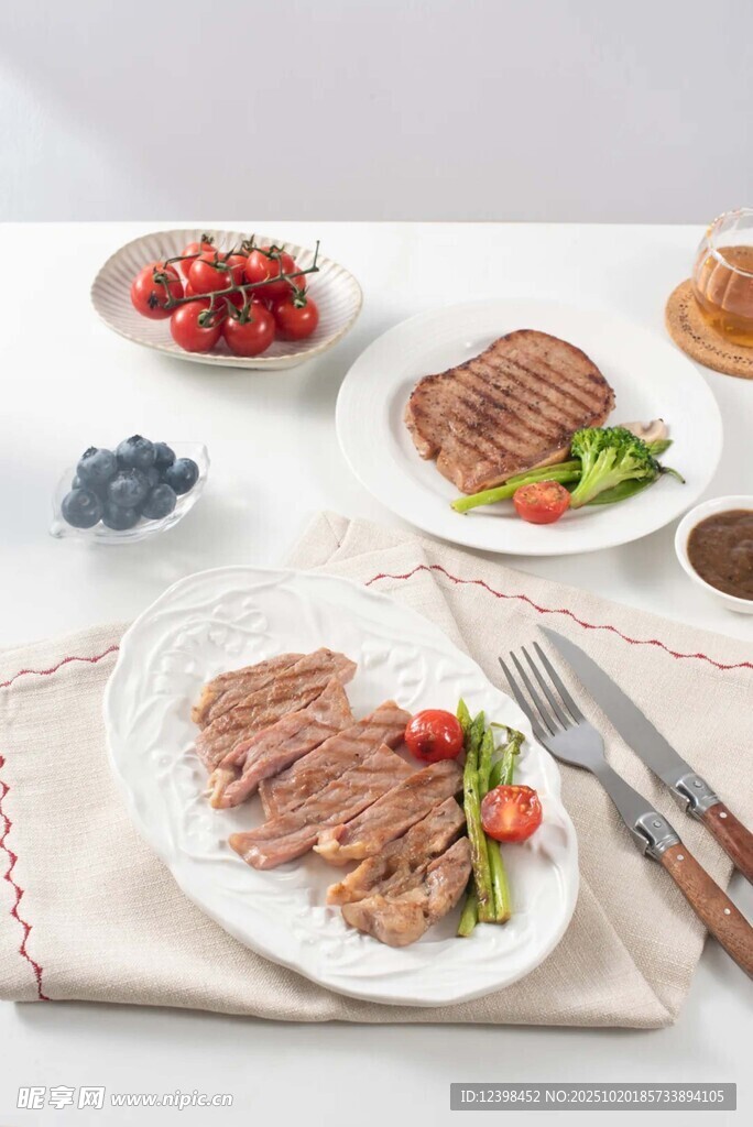 美味切片肉搭配新鲜蔬果