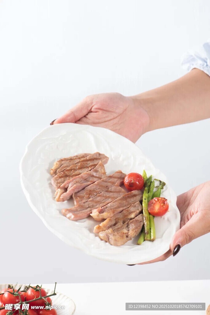 手捧美味摆盘精致的烤肉