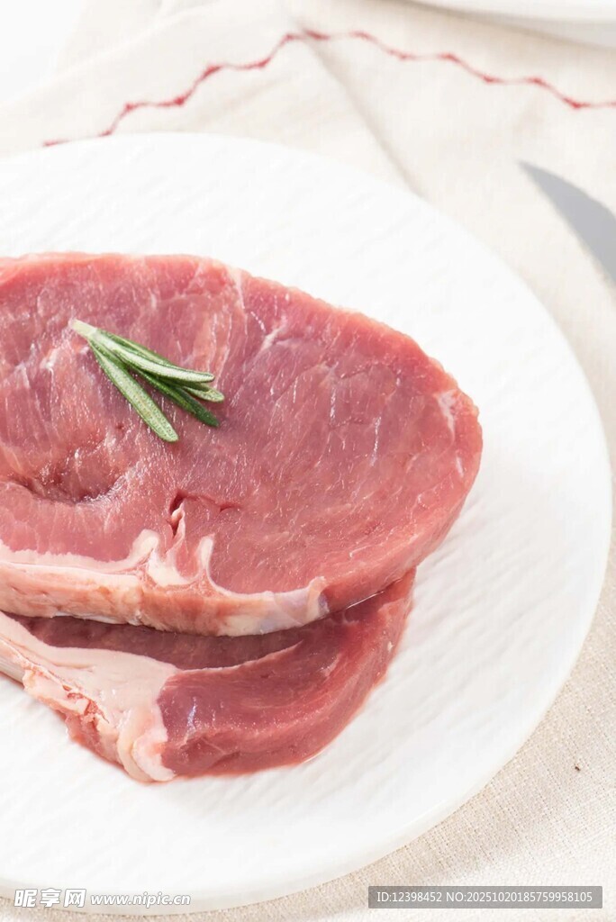 新鲜生牛肉片配迷迭香