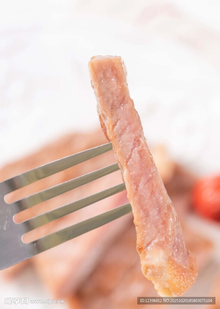 叉子上的美味火腿条