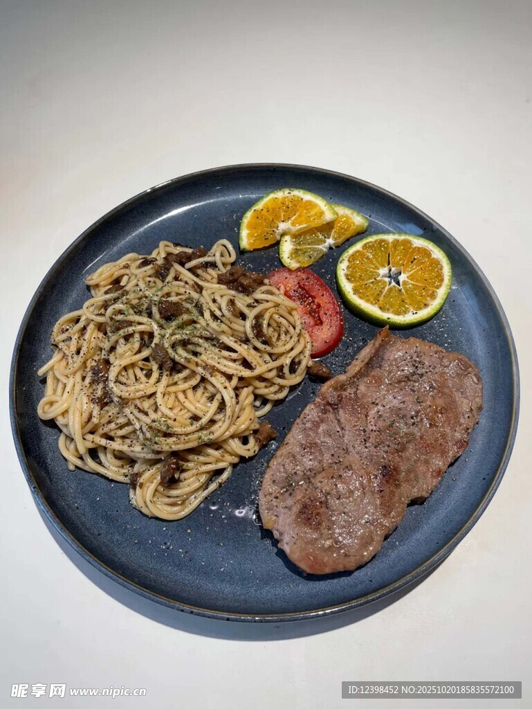 美味意面配牛排与水果