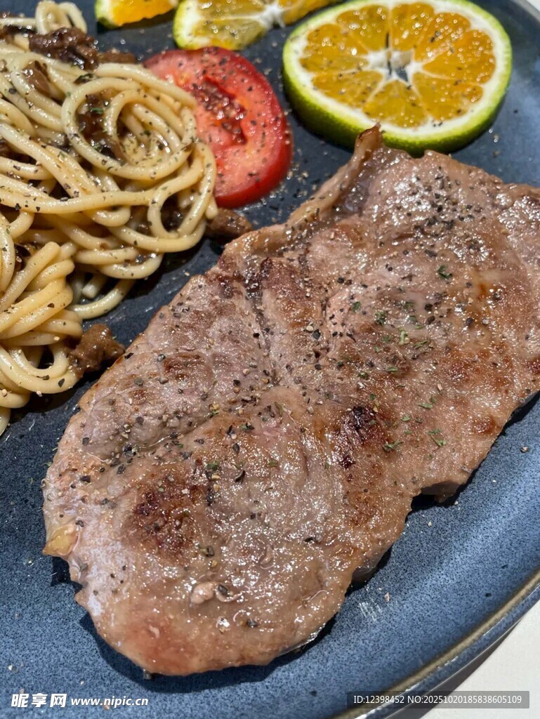 美味牛排配意面与水果