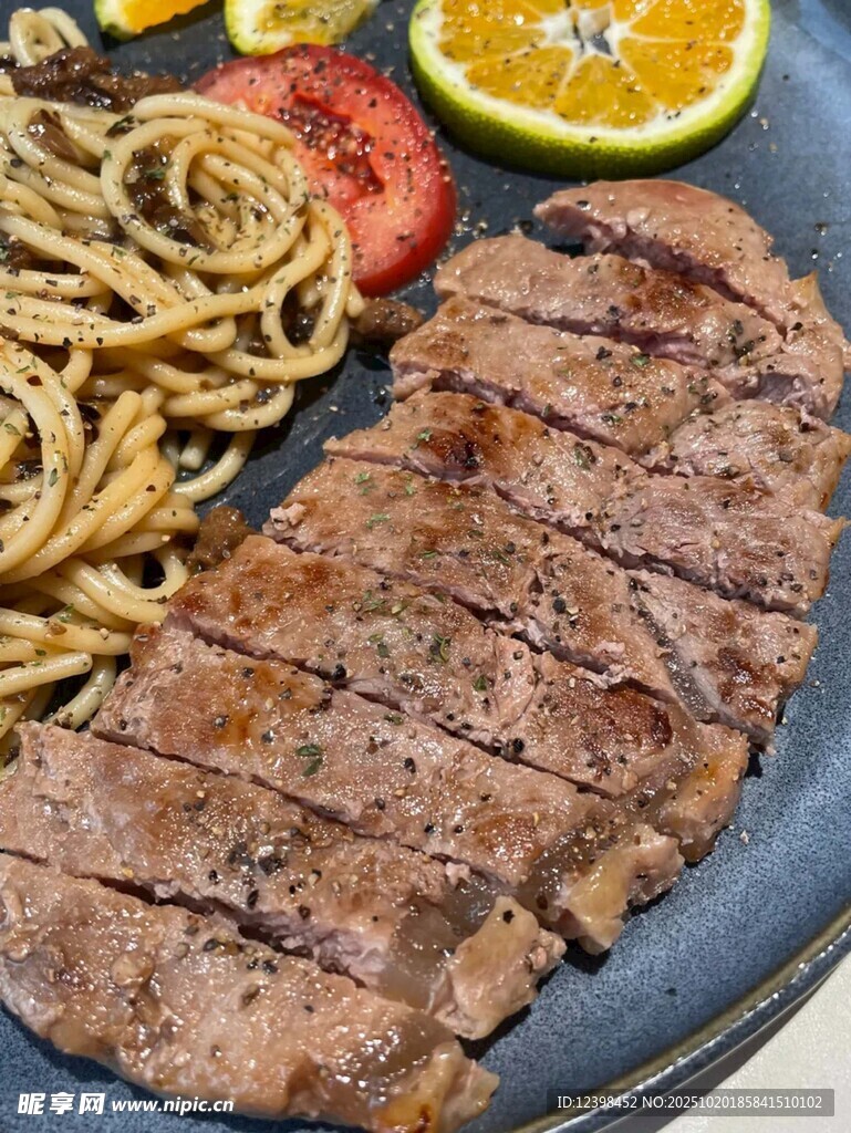 美味牛排配意面与鲜果