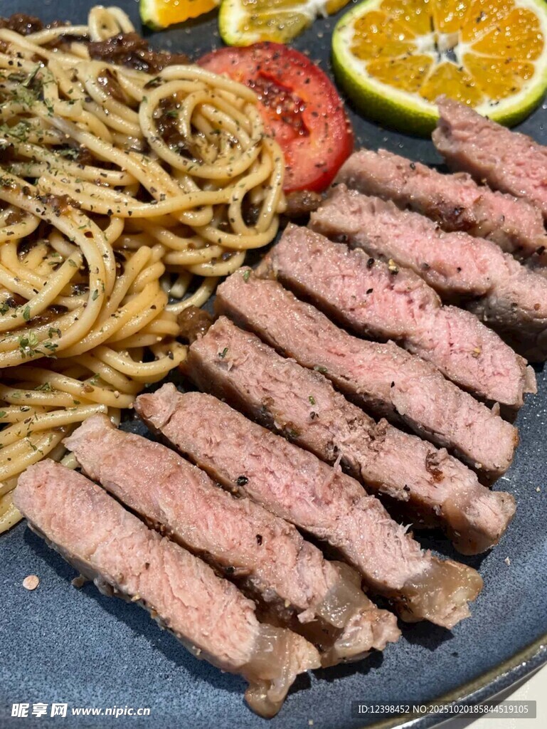 美味牛排配意面与蔬果