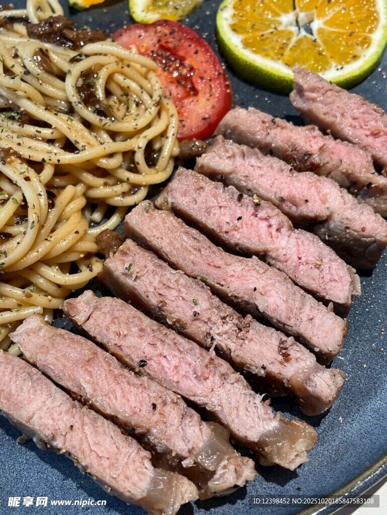 美味牛排配意面与蔬果
