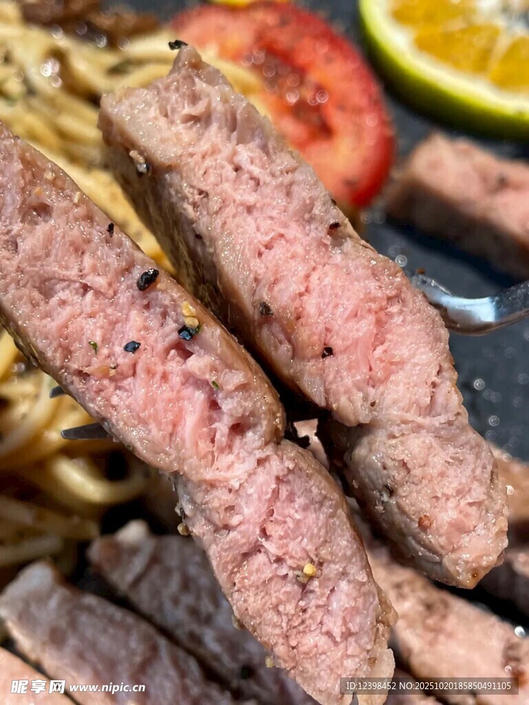 美味多汁的烤牛排