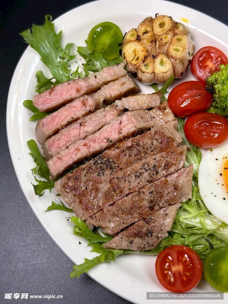 美味牛排配蔬菜拼盘