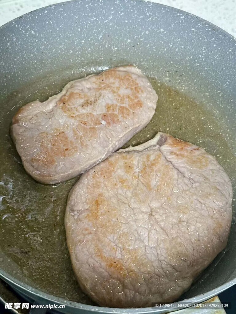 锅中煎制的两块肉饼