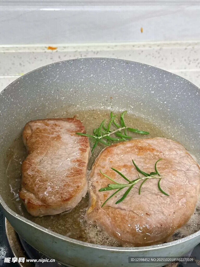 锅中煎制的迷迭香鸡肉