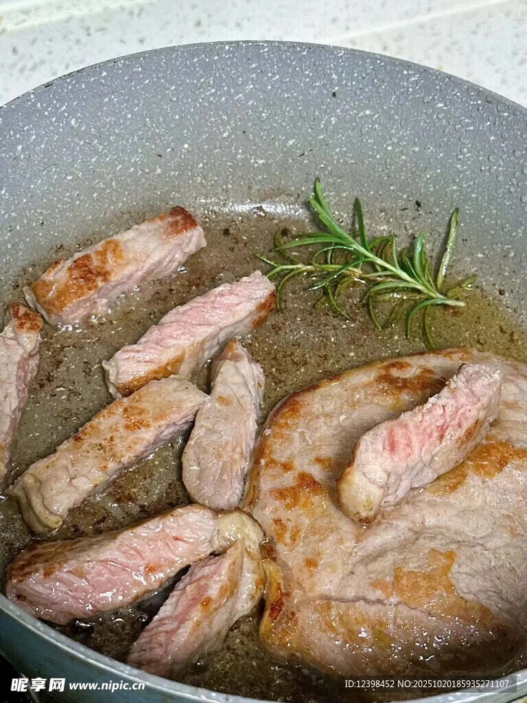 锅中煎制的美味肉片