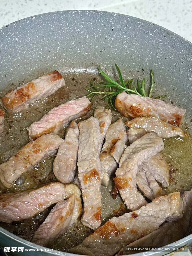 锅中煎制的迷迭香猪肉片