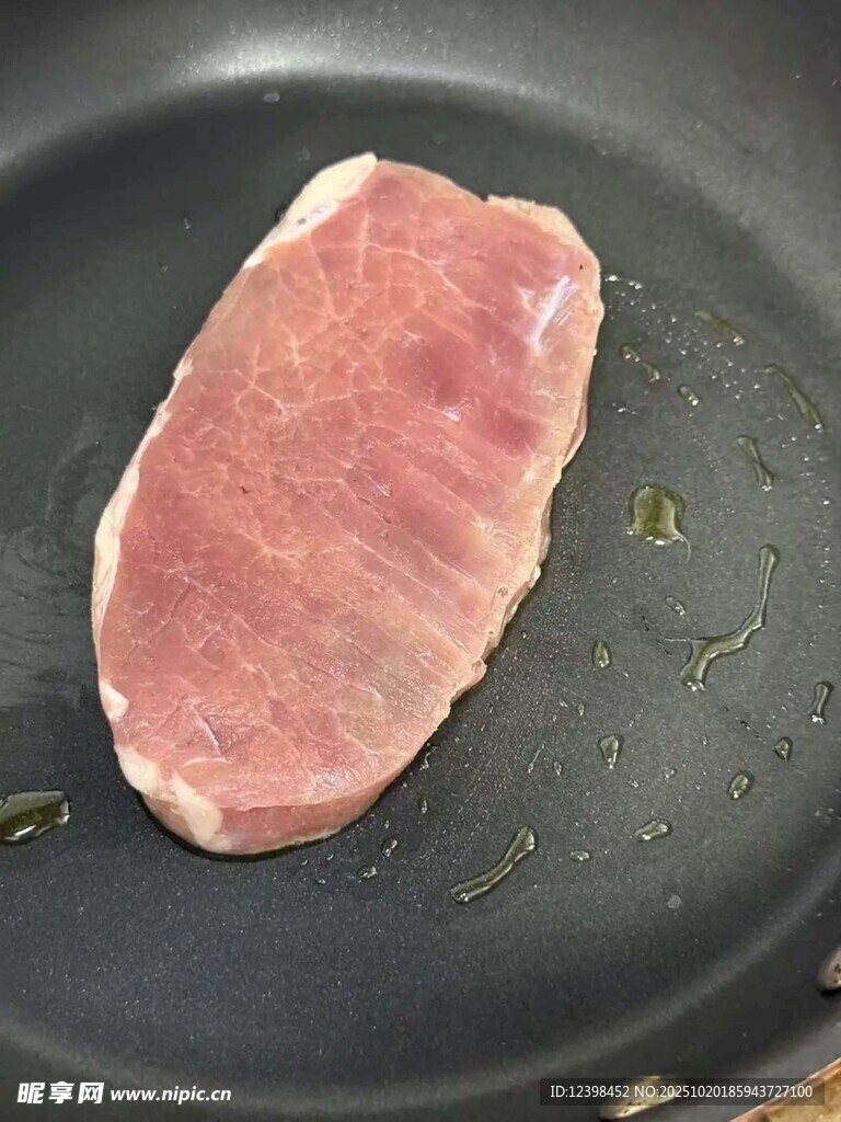 平底锅中的新鲜生牛排