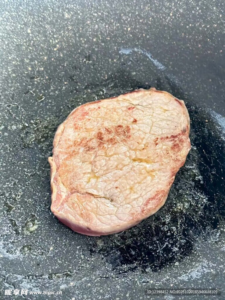 煎制中的美味牛排